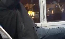 Rahatlığı pes dedirtti! Otobüste ayakkabılarını çıkarıp seyahat etti
