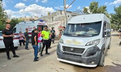 Adıyaman’da motosiklet servis aracıyla çarpıştı
