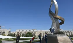 Aliyev ve eşi Zafer Parkı’nda: Azerbaycan şehitlerini andı!