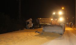 Amasya’da tır devrildi: 25 ton mısır yola savruldu