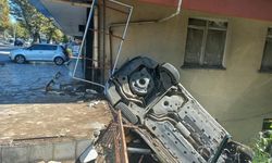 Ankara’da sabaha karşı korkutan kaza! Otomobil korkulukların üzerine çıktı