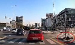 Ankara'da yolun karşısına geçmeye çalışan genç kıza kurye çarptı!