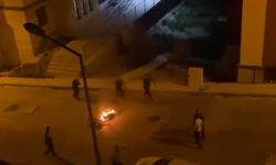 Sokak ortasında motosikletini ateşe verdi!