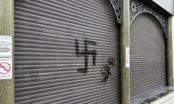 Brüksel’de camiye Nazi saldırısı: Kepenklerine gamalı haç çizildi!
