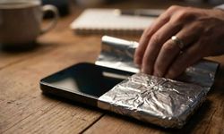 Duyan telefonunu folyoya sarıyor! Bakın neden yapıyorlar