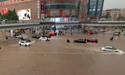 Çin’de tayfun felaketi: Onlarca araç sel sularında sürüklendi