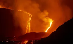 Anak Krakatau yeniden uyandı: Gece boyunca lav püskürttü