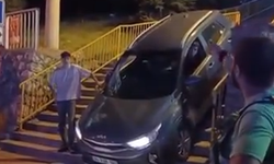 Yolu şaşırdı, otomobiliyle merdivenlerden inmeye çalıştı! Çevredekiler şaşkına döndü