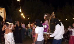 Sosyal medyada gündem olan sünnet töreni: Anne tahtla geldi, yılanlı dansöz eşlik etti
