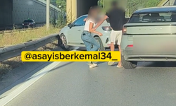 Çekmeköy’de trafik kazası sonrası tartışma: Kadın, yol ortasında erkeğe tekme attı