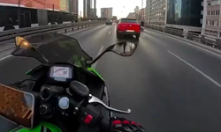 İstanbul’da trafikte makas atan motorcu araca arkadan çarpıp kaza yaptı