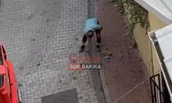 Fatih’te dönüş yapamayan kamyon sürücüsü kaldırım taşlarını kırdı
