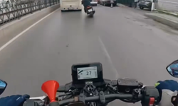 Yağmurlu havada hızını ayarlayamayan motosiklet sürücüsü kaza yaptı: O anlar kamerada