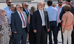 Törende dikkat çeken an! Belediye başkanı protokole arkasını döndü