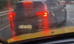 Çakarlı araç kullanan kadın sürücü trafikte gerilime neden oldu: O anlar kamerada