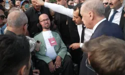 Cumhurbaşkanı Erdoğan'ın otobüsü durdurup yanına gittiği engelli genç konuştu!
