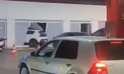 Fren yerine gaza bastı! Otomobil malzeme odasına girdi