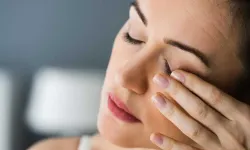 Göz seğirmesi neden olur? Dedikodu ve kötü haber inanışı yerine asıl sebep bakın neymiş!