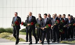 Bakü’de Zafer Parkı’na anlamlı ziyaret: Şehitler unutulmadı!
