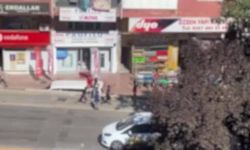 Çocuğu sopalarla kovaladılar! O anlar kamerada