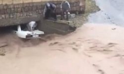 Nevşehir'de sel sularında sıkışan araçtaki yolcuları köylüler böyle kurtardı