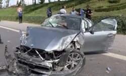 Sancaktepe’de otomobil bariyere çarpıp takla attı: Sürücü otomobilden yola savruldu