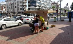 Motosiklet seyyar büfeye çarptı! Kadın turistin tepkisi kamerada