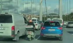 İstanbul’da araçların arasından ilerleyen iki motosiklet çarpıştı! O anlar kamerada