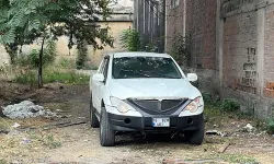 Kendini araca kilitledi! Polisin ikna çabası yetmedi