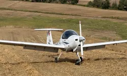 Motor arızası yapan eğitim uçağı tarlaya indi!