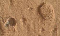 NASA’dan Mars’ta şaşırtan keşif! Gizemli deliklerin sırrı çözülmeye çalışılıyor