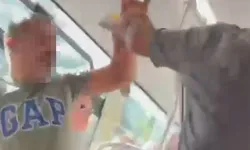 Önce otobüste yaşlı adamı dövdü, sonra kadın muhabirlere saldırdı!
