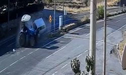 Otomobil ile traktör çarpıştı! Feci kaza kamerada