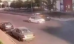 Otomobil park halindeki taksiye çarptı! Kaza anı kamerada