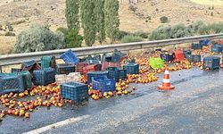 Polatlı'da tır kazası! Tonlarca şeftali yola saçıldı
