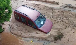 Rize’de sağanak hayatı felç etti: Sahil yolu göle döndü