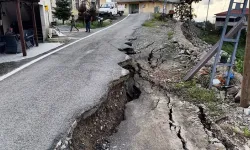 Rize’de sel yolu ikiye böldü! 60 santimetre çöktü