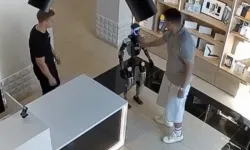 Rusya’da danışman robot kendisini iten müşteriye saldırdı: O anlar kamerada