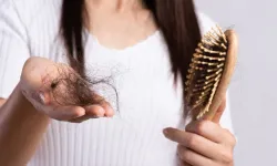 Sonbaharda saç dökülmesi paniği! Hangi belirtiler kalıcı saç kaybına işaret ediyor?