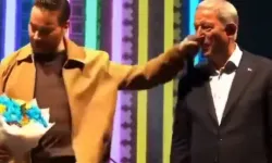 Sahnede talihsiz an! Sinan Akçıl Hulusi Akar’a çarptı