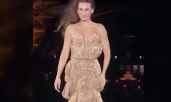 Serenay Sarıkaya podyuma çıktı, ışıltısıyla göz kamaştırdı!
