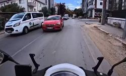 Trafikte motosikletli sürücüden şoke eden hareket! Otomobile tekme atıp yoluna devam etti