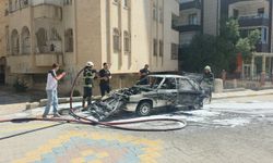 Park halindeki otomobil alevlere teslim oldu