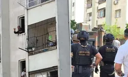 Yakalanacağını anlayınca el bombasıyla eve kapandı!