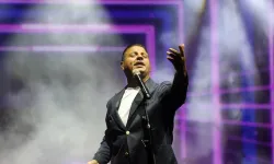 Yenimahalle’de Zafer Bayramı gecesi! Kubat sahneye çıktı, binlerce kişi hep bir ağızdan söyledi