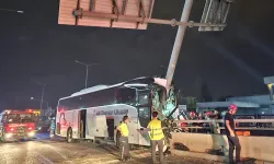 Yolcu otobüsü alt geçide çarptı 11 yaralı var