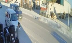15 yaşındaki motosikletlinin ağır yaralandığı feci kaza kamerada