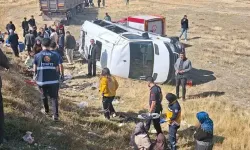 Van'da TIR ile yolcu minibüsü çarpıştı: 1'i ağır 11 yaralı