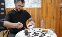 Görenler gözlerine inanamıyor! Acısız yaşayamıyor: Tatlıya bile pul biber atıp yiyor