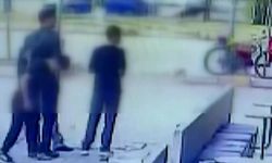 Adana’da sokak ortasında çocuklara şiddet! Tekme ve yumruklarla saldırdılar